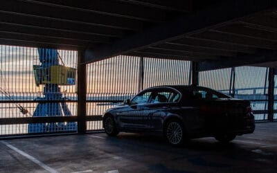 Brandweer haalt naar brand stinkende BMW X5 uit parkeergarage in Zwolle