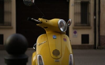 Benzinelucht door een lekkende brommer